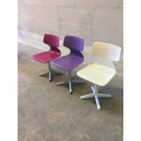 Vintage gekleurde schoolstoeltjes nr 107